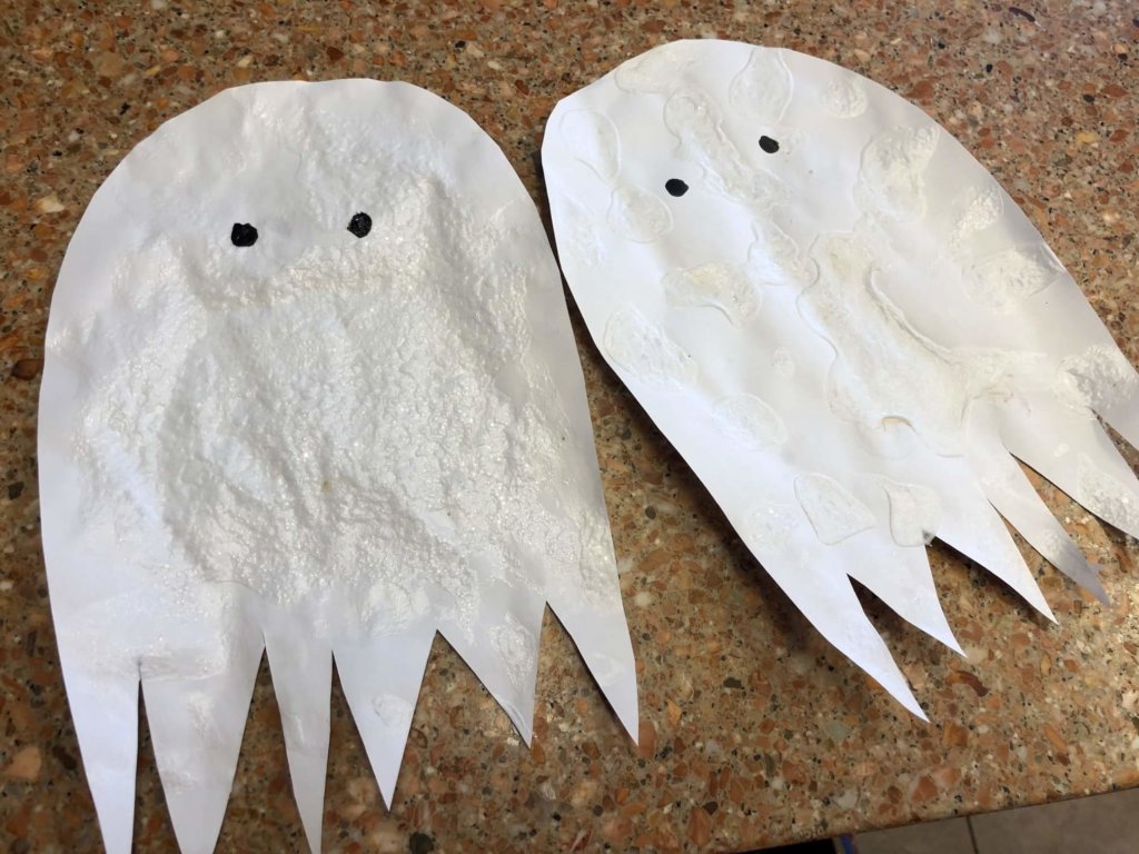 Puff Paint Ghosts | Halloween Craft - www.thevegasmom.com